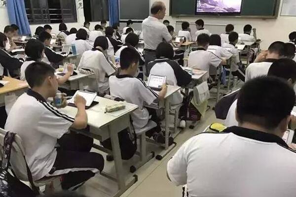 師生人手一臺(tái)平板電腦 ,這樣的課堂你上過(guò)嗎？